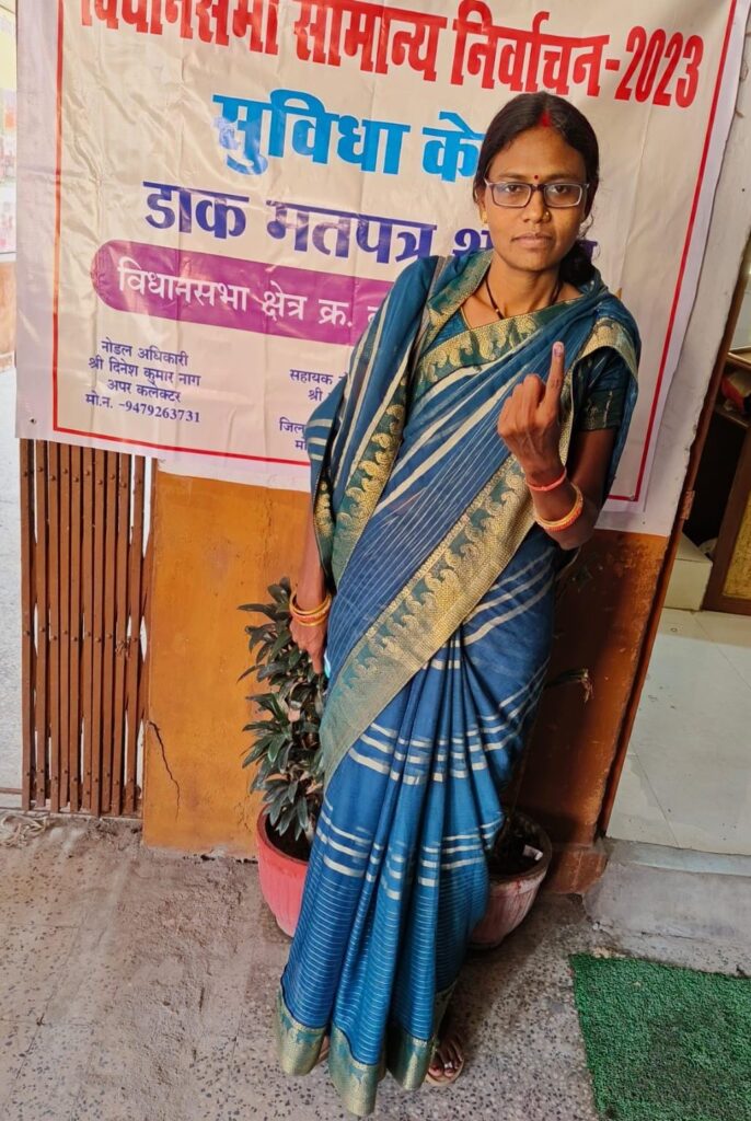 मतदान दल के अधिकारी-कर्मचारियों ने डाक मतपत्र से किया मतदान,प्रशिक्षण स्थल पर की गई मतदान की व्यवस्था..