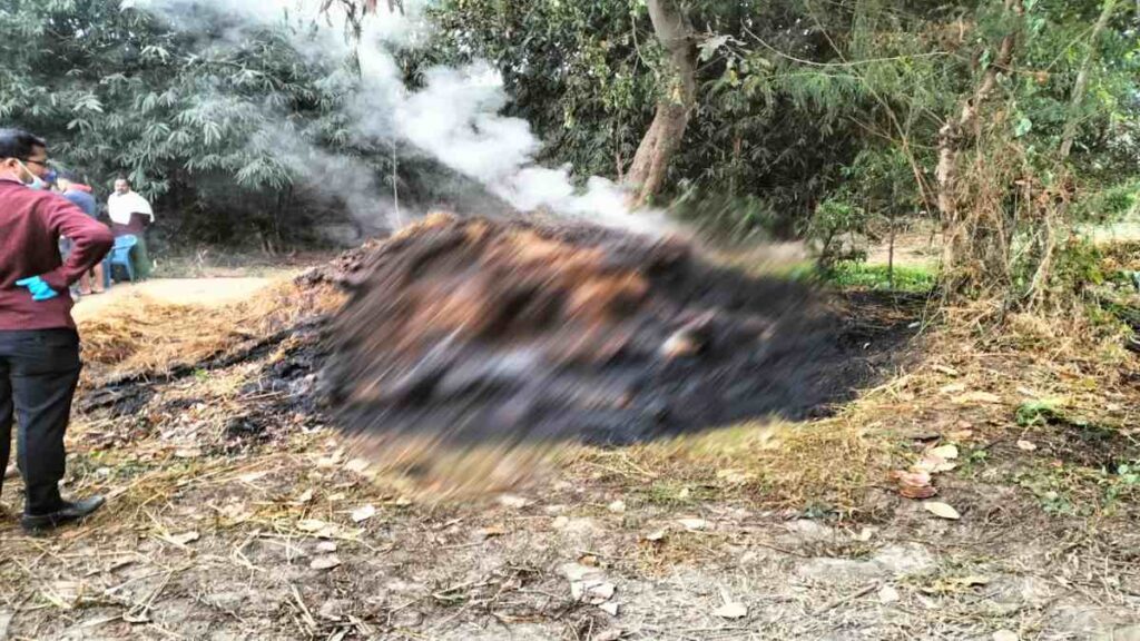 महिला और बच्चे की पैरावट में मिली जली हुई लाश, लोगों ने कहा- कुछ लोग कार में आए और बॉडी…