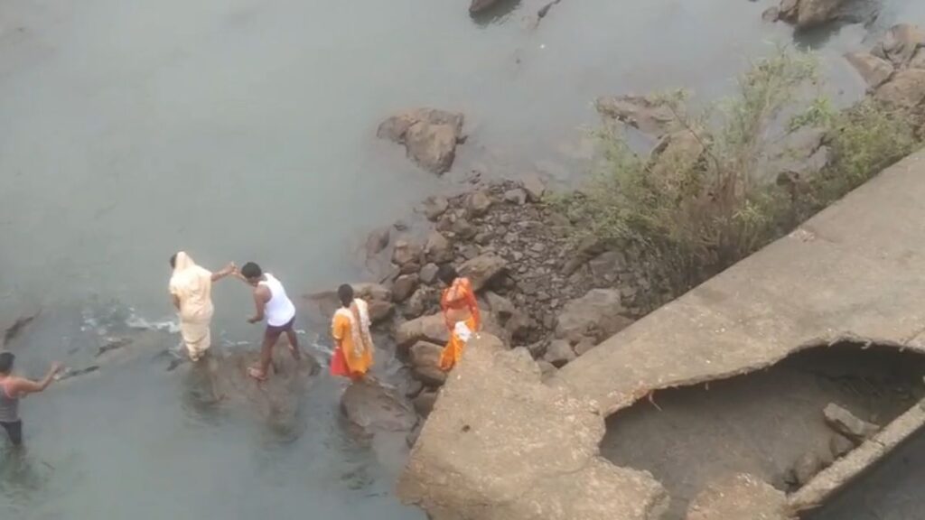 कोरबा के डैम में फंसे परिवार का रेस्क्यू:कार्तिक पूर्णिमा स्नान करने पहुंचे थे बांगो बांध, सायरन पर नहीं दिया ध्यान, अचानक से बढ़ा जलस्तर…