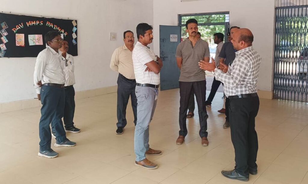 प्रेक्षक प्रियतु मण्डल और पुलिस आब्जर्वर सी.वेंकटा सुब्बा रेड्डी ने किया मतदान केंद्र, थाने का निरीक्षण…