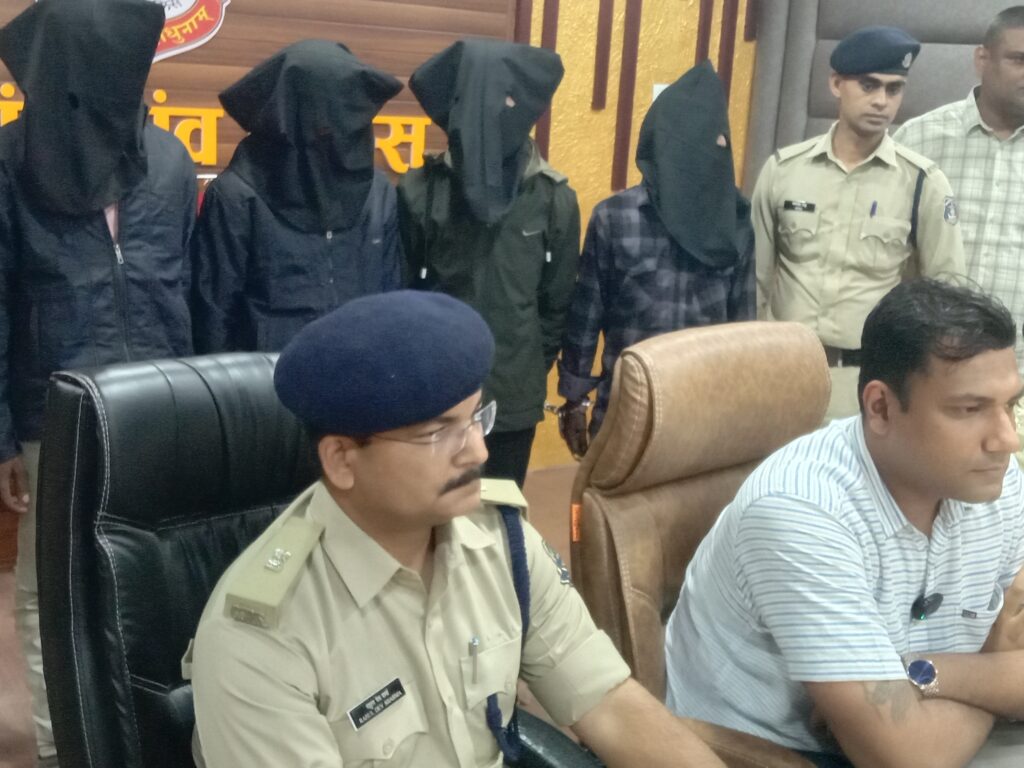 व्यापारी दोस्त को फंसाने नौकर की हत्या, 4 गिरफ्तार: कोल्ड ड्रिंक में जहर मिलाकर पिलाया, ब्लैकमेल कर पैसा ऐंठना चाहते थे, मुख्य अपराधी फरार…