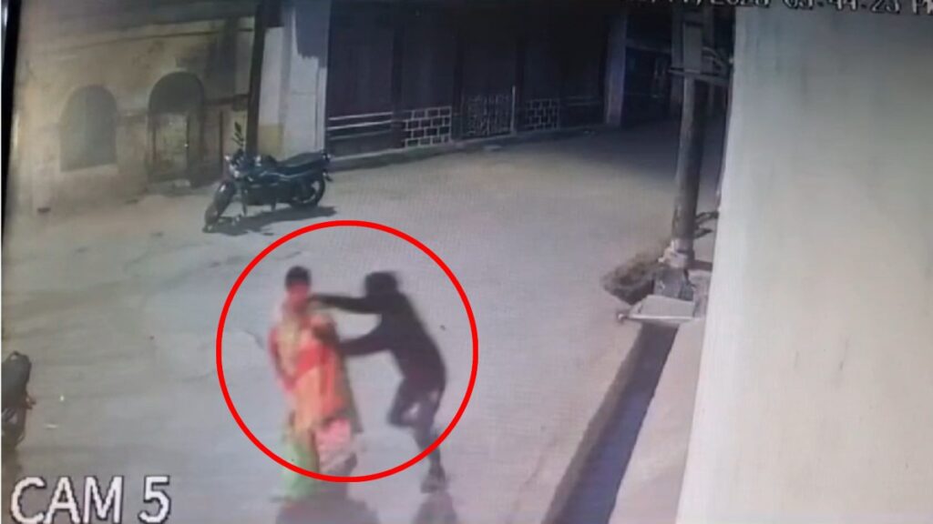 स्कूटर सवार युवकों ने राह चलती महिला के गले से झपटी चेन, फिर मामले में आया ये ट्विस्ट…