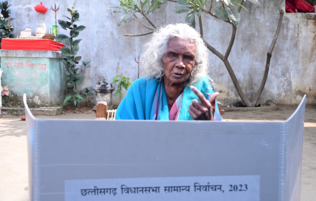 80 प्लस वरिष्ठ नागरिक और दिव्यांग मतदाताओं ने घर पर किया मतदान…