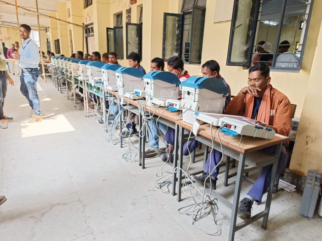 रामपुर व पाली-तानाखार विधानसभा हेतु ईव्हीएम एवं व्हीव्हीपैट मशीनों का किया गया कमीशनिंग…
