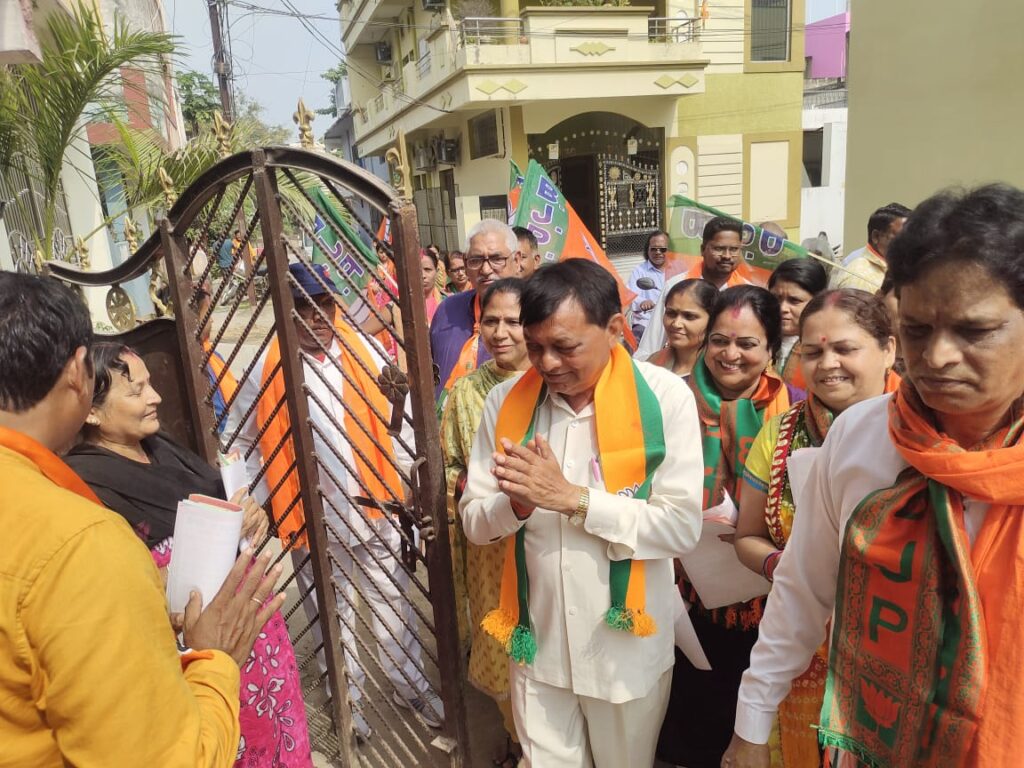 रविशंकर नगर और दादरखुर्द में धुआंधार जनसंपर्क पर पहुंचे भाजपा प्रत्याशी लखनलाल देवांगन..