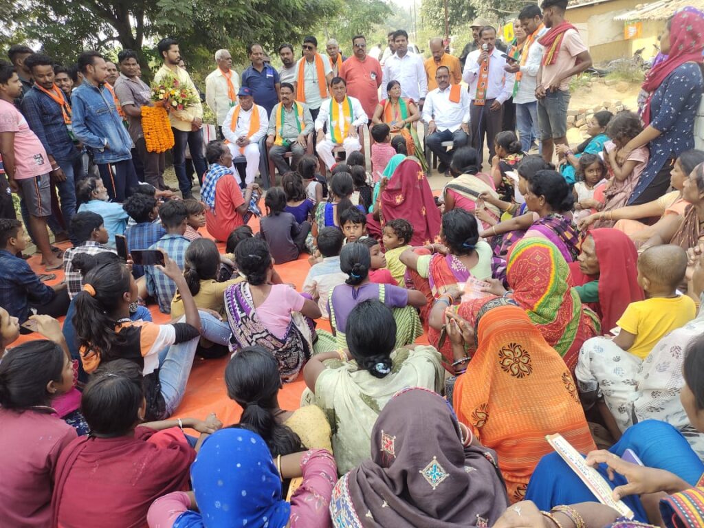 भाजपा सरकार की योजनाओं से महिलाओं को राहत, आर्थिक संबल भी मिल रहा0 महतारी वंदन योजना का लाभ उठाने प्रत्याशी लखनलाल की अपील