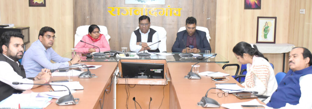  राजनांदगांव : कलेक्टर ने हमारा संकल्प विकसित भारत अभियान के अंतर्गत केन्द्र शासन की विभिन्न योजनाओं को वंचित एवं जरूरतमंद हितग्राहियों तक पहुंचाने के दिए निर्देश