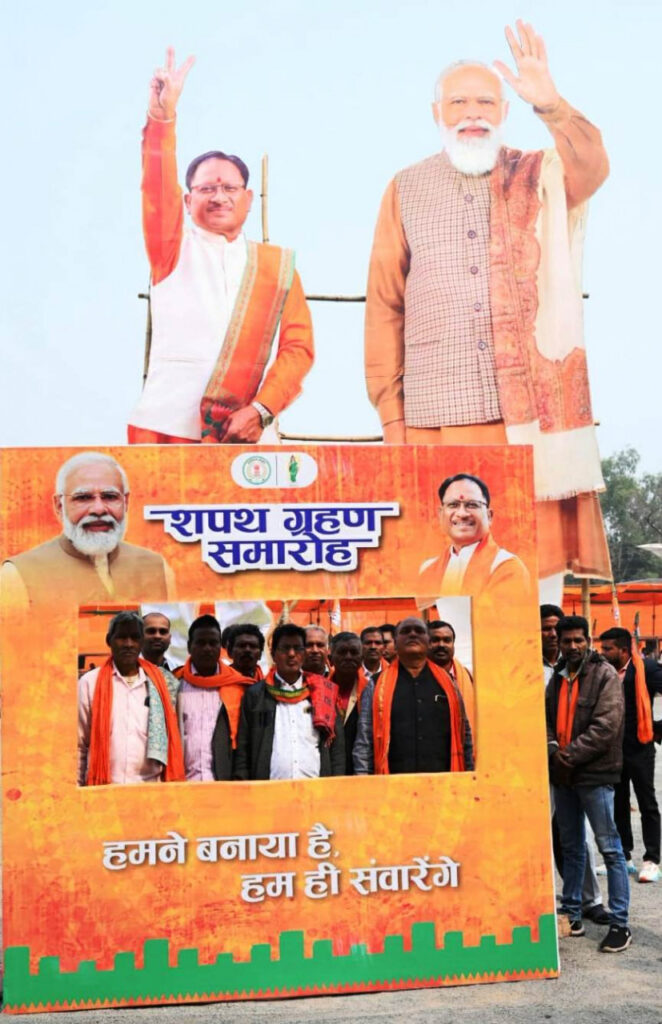 रायपुर : सेल्फी जोन में फोटो लेने उमड़ी भीड़