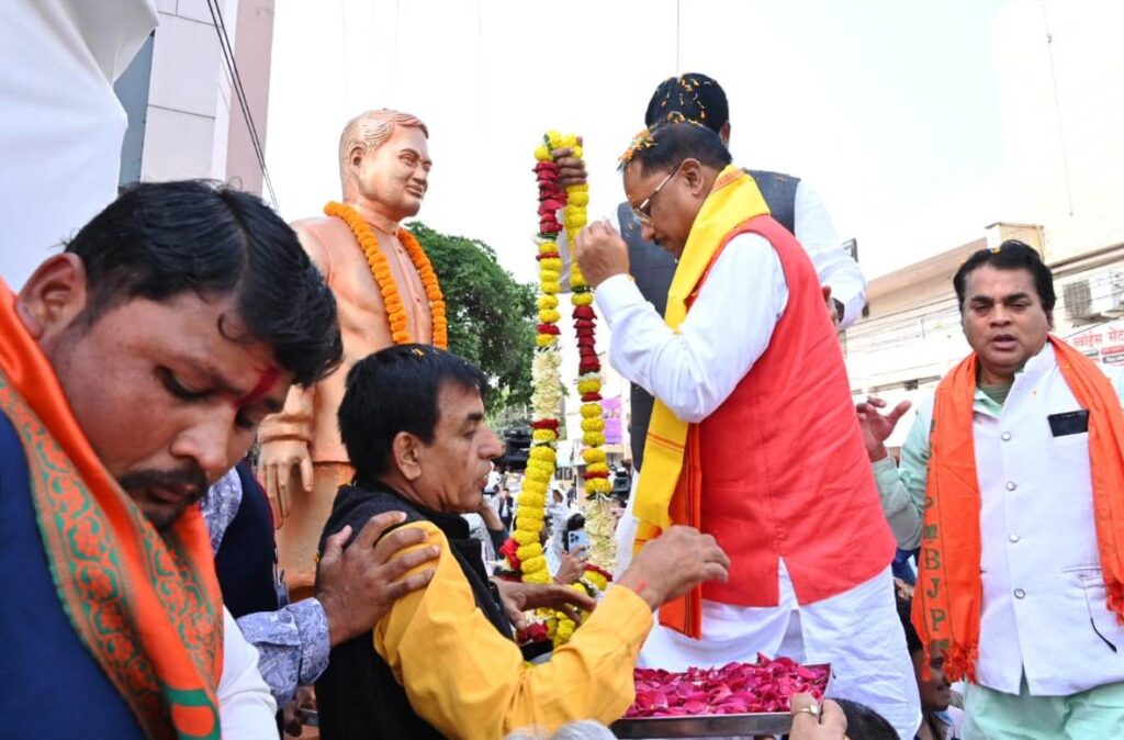 रायपुर : मुख्यमंत्री श्री विष्णु देव साय ने शपथ ग्रहण के पहले दो महान विभूतियों को किया नमन…