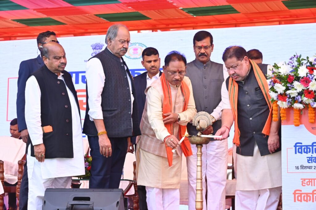 रायपुर : विकसित भारत संकल्प यात्रा में शामिल होने मुख्य मंच पर पहुंचे मुख्यमंत्री श्री विष्णु देव साय..
