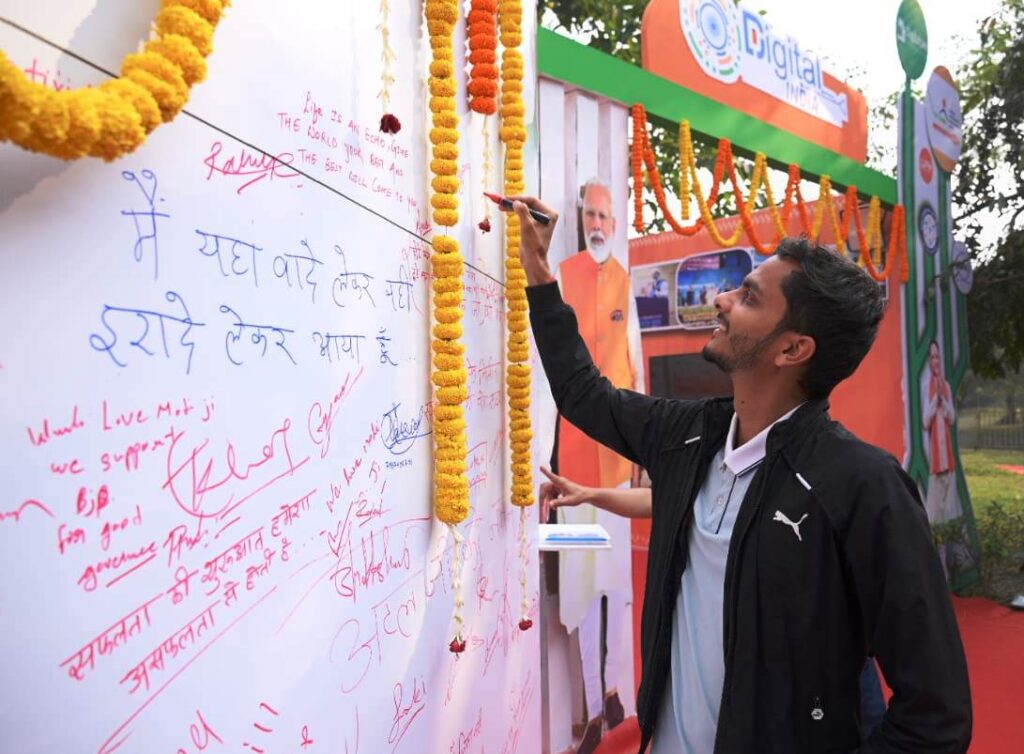 रायपुर : अटल जी के व्यक्तित्व एवं कृतित्व पर आधारित छायाचित्र प्रदर्शनी को मिल रहा अच्छा प्रतिसाद