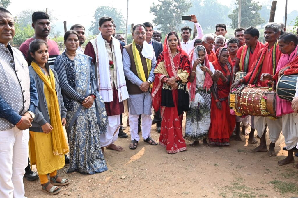 रायपुर : मुख्यमंत्री श्री विष्णुदेव साय रायगढ़ जिले के ग्राम भुईयापानी में भगवान शिव और बजरंगबली के दर्शन के लिए पहुंचे…