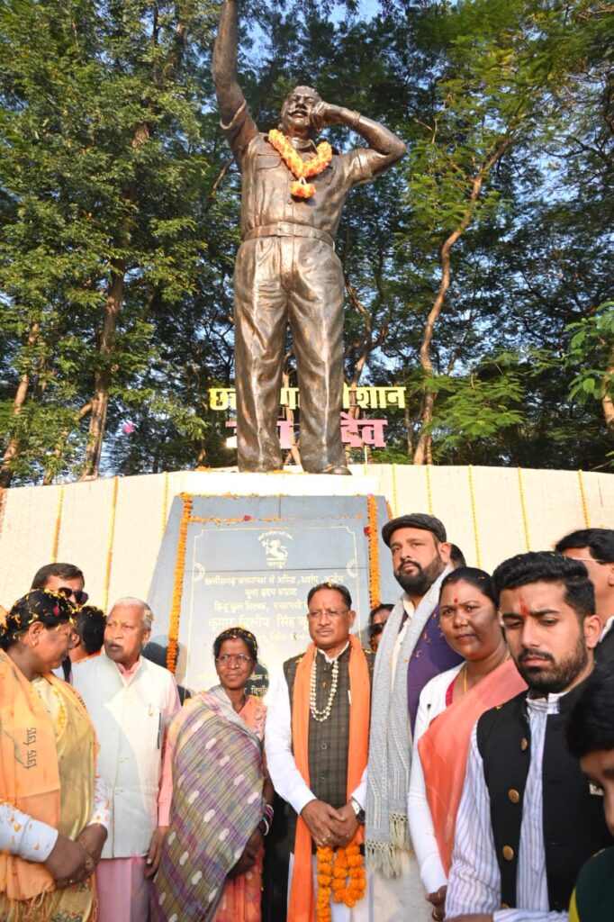 रायपुर : मुख्यमंत्री श्री विष्णुदेव साय ने स्वर्गीय श्री दिलीप सिंह जूदेव की प्रतिमा का माल्यार्पण किया