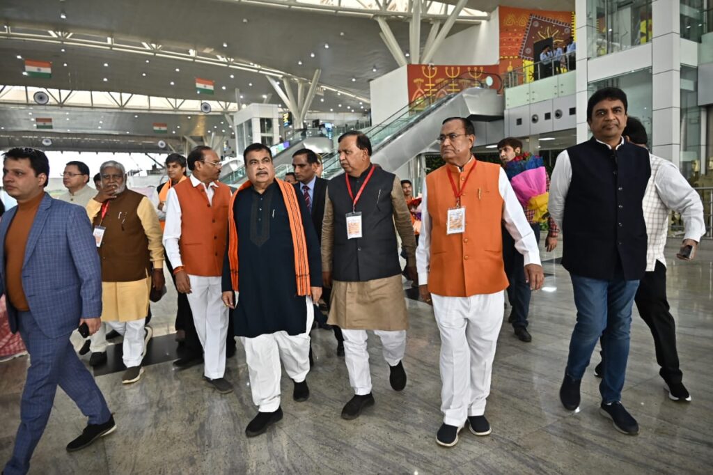 रायपुर : मुख्यमंत्री श्री विष्णुदेव साय के शपथ ग्रहण समारोह के अवसर पर शामिल होने केंद्रीय गृह मंत्री श्री अमित शाह तथा केंद्रीय परिवहन मंत्री श्री नितिन गडकरी स्वामी विवेकानंद विमानतल, रायपुर पहुँचे…