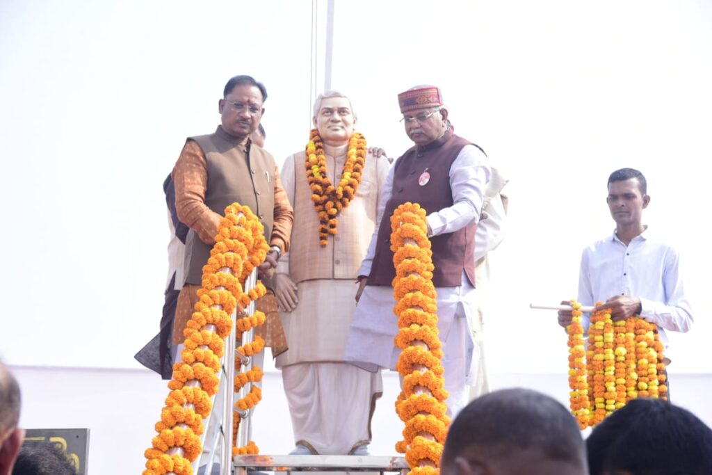रायपुर : मुख्यमंत्री श्री विष्णु देव साय ने पूर्व प्रधानमंत्री भारतरत्न स्व.अटल बिहारी वाजपेयी की प्रतिमा पर माल्यार्पण कर किया नमन