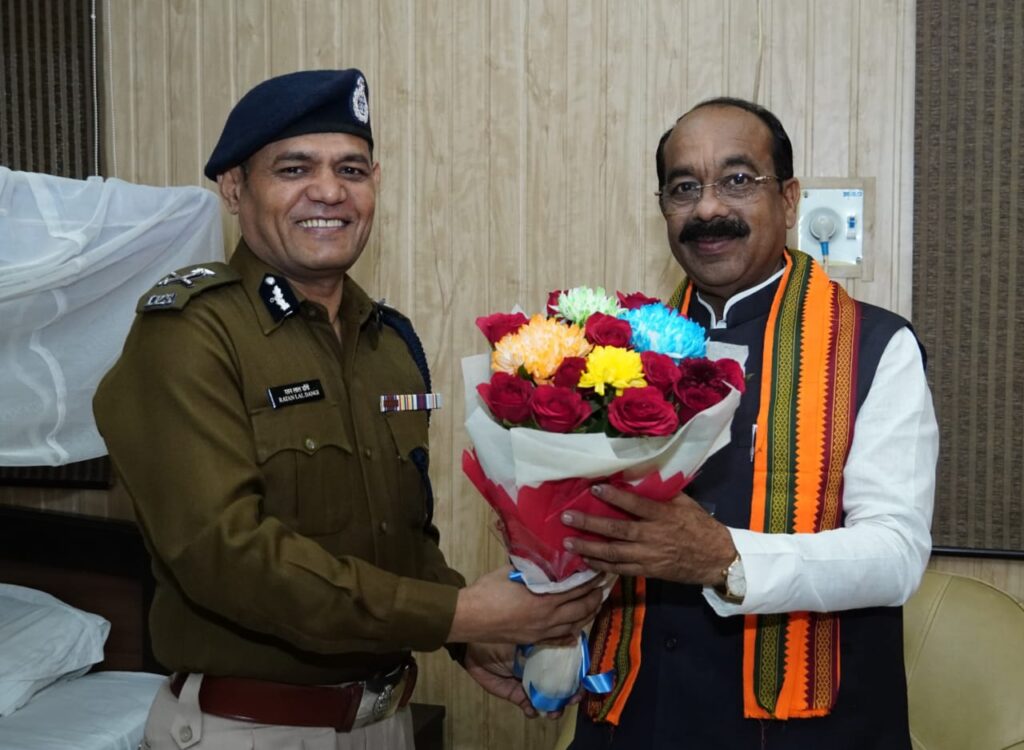 रायपुर : उप मुख्यमंत्री श्री अरूण साव से पुलिस महानिरीक्षक श्री रतनलाल डांगी और वरिष्ठ पुलिस अधीक्षक श्री प्रशांत अग्रवाल ने की मुलाकात