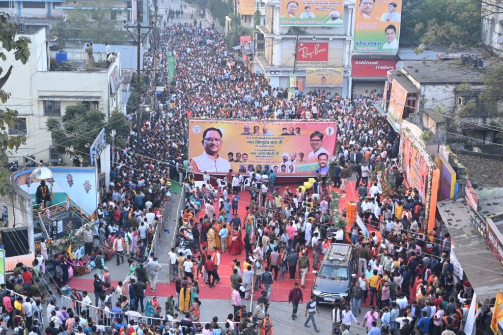 रायपुर : रोड शो के दौरान मुख्यमंत्री श्री विष्णु देव साय पर रायगढ़ की जनता पुष्पवर्षा करती रही