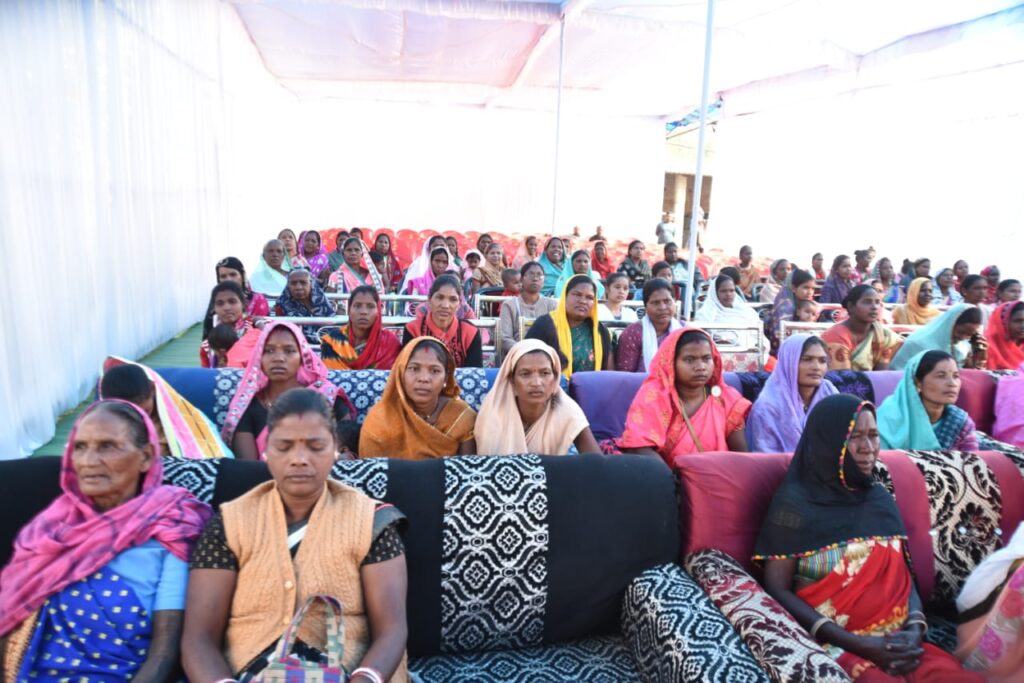 रायपुर : श्री विष्णु देव साय को मुख्यमंत्री के रूप में शपथ लेते हुए देखने उनके गाँव में उत्सुकता और उत्साह का माहौल