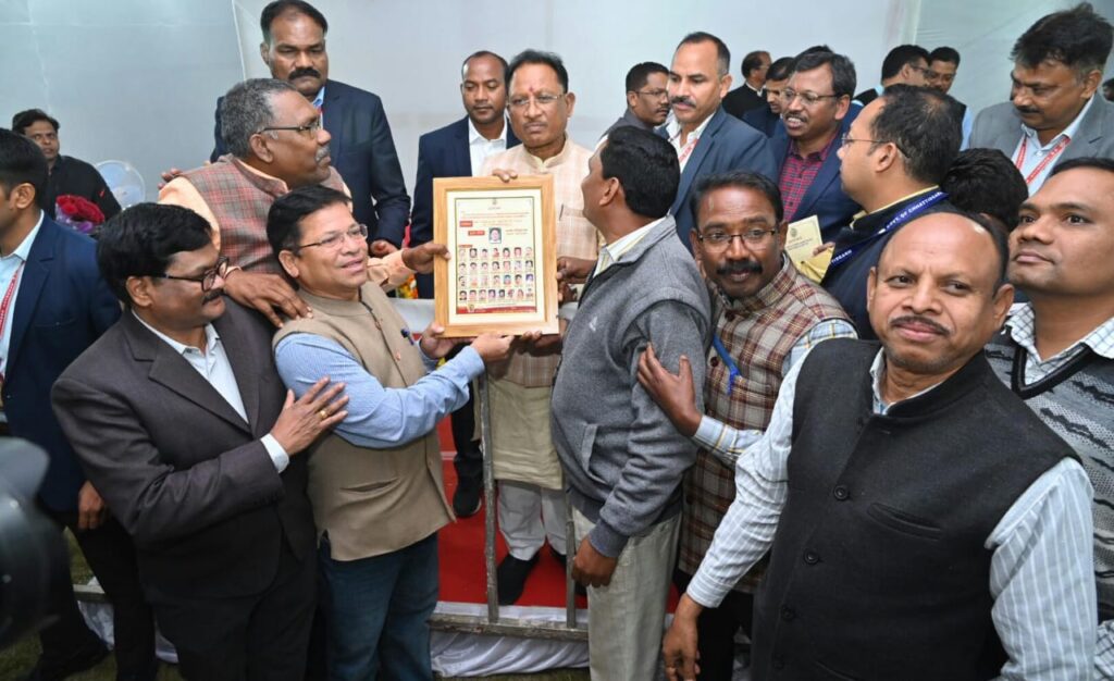 रायपुर : छत्तीसगढ़ राज्य अनुसूचित जनजाति शासकीय सेवक संघ के प्रतिनिधि मंडल ने मुख्यमंत्री से की सौजन्य मुलाकात