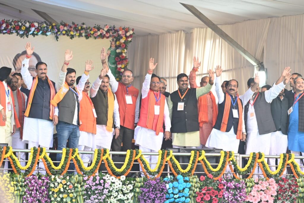 रायपुर : शपथ ग्रहण समारोह : मुख्यमंत्री श्री विष्णुदेव साय सहित गणमान्य अतिथि मंच पर मौजूद