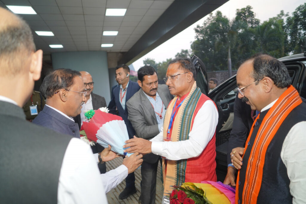 रायपुर : मुख्यमंत्री श्री विष्णु देव साय के मंत्रालय पहुंचने पर मुख्य सचिव श्री अमिताभ जैन सहित मंत्रालय के वरिष्ठ अधिकारियों-कर्मचारियों ने पुष्प गुच्छ भेंटकर उनका आत्मीय स्वागत किया…