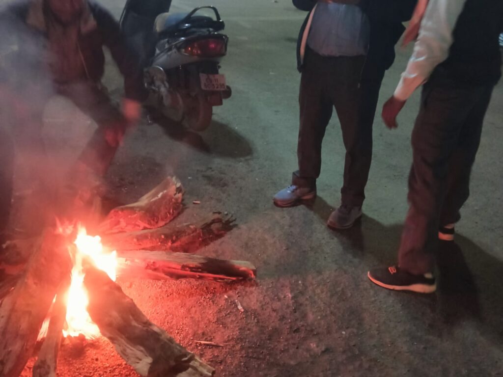 कोरबा में ठंड की दस्तक से प्रशासन चिंतित: ठिठुरन से बचाने चौक-चौराहों पर जलाया गया अलाव, कलेक्टर के निर्देश के बाद दिखने लगा असर…