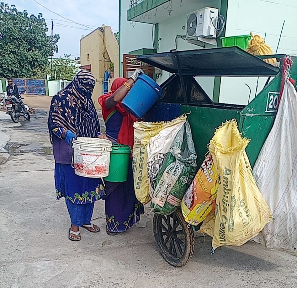 स्वच्छता ही सेवा के तहत शहरी एवं ग्रामीण क्षेत्रों में स्वच्छाग्रहियों द्वारा डोर टू डोर कचरा संग्रहण का किया जा रहा कार्य…