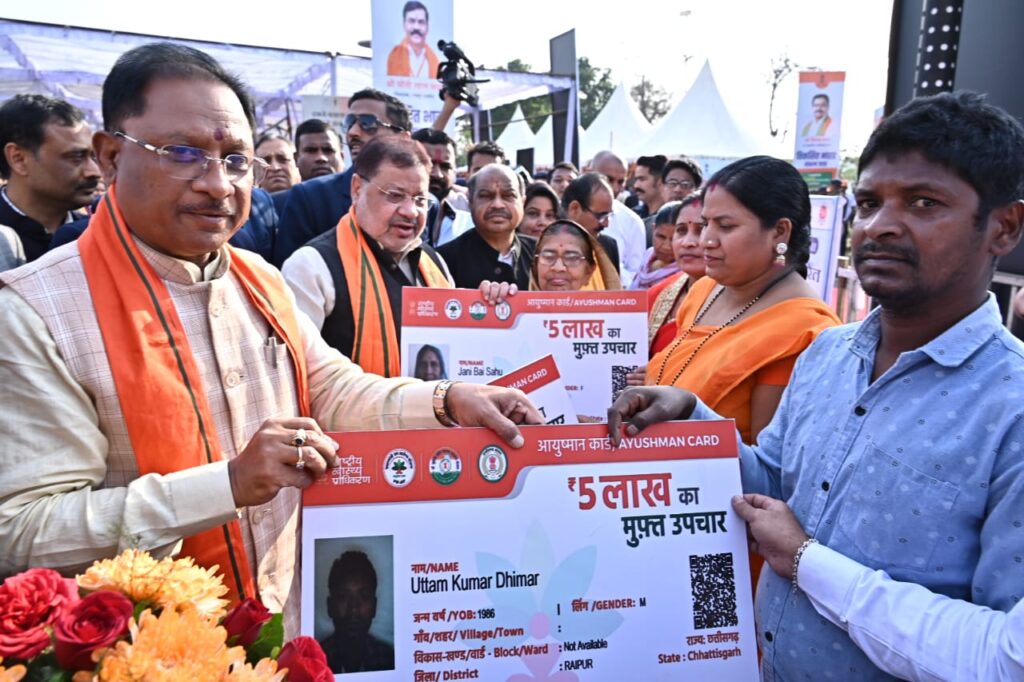 रायपुर : मुख्यमंत्री श्री साय ने विकसित भारत संकल्प यात्रा के शुभारंभ पर विभिन्न विभागों के स्टॉल का किया अवलोकन…