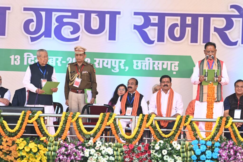 रायपुर : प्रधानमंत्री श्री नरेन्द्र मोदी की गरिमामय उपस्थिति में श्री विष्णु देव साय ने ली छत्तीसगढ़ के मुख्यमंत्री के पद एवं गोपनीयता की शपथ