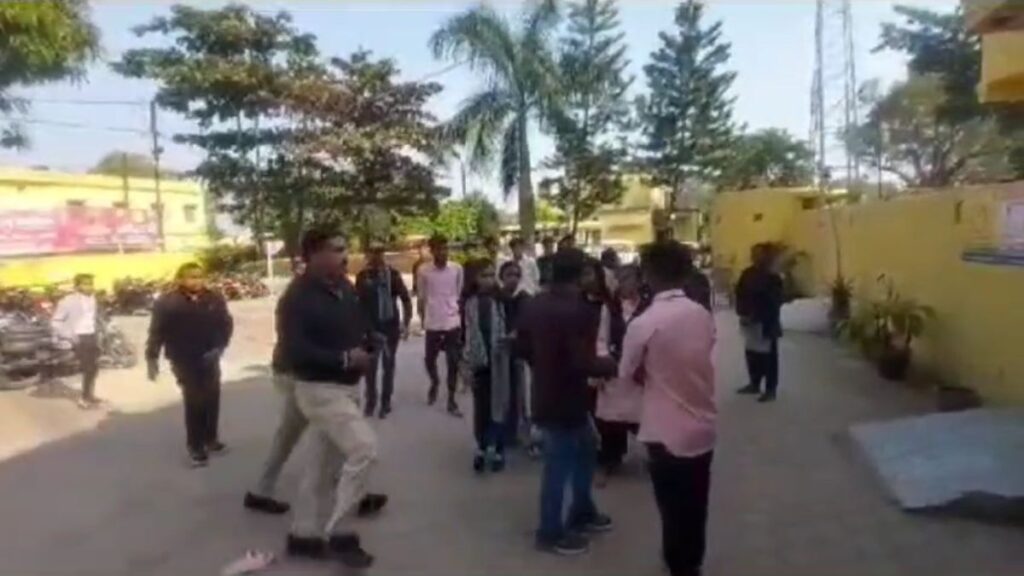 कॉलेज के प्रोफेसर पर छात्राओं से छेड़छाड़ का आरोप, पुलिस से शिकायत कर युवतियों ने की कड़ी कार्रवाई की मांग…