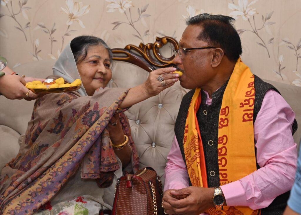 रायपुर : मुख्यमंत्री श्री विष्णु देव साय ने श्रीमती माधवी देवी से आशीर्वाद ग्रहण किया