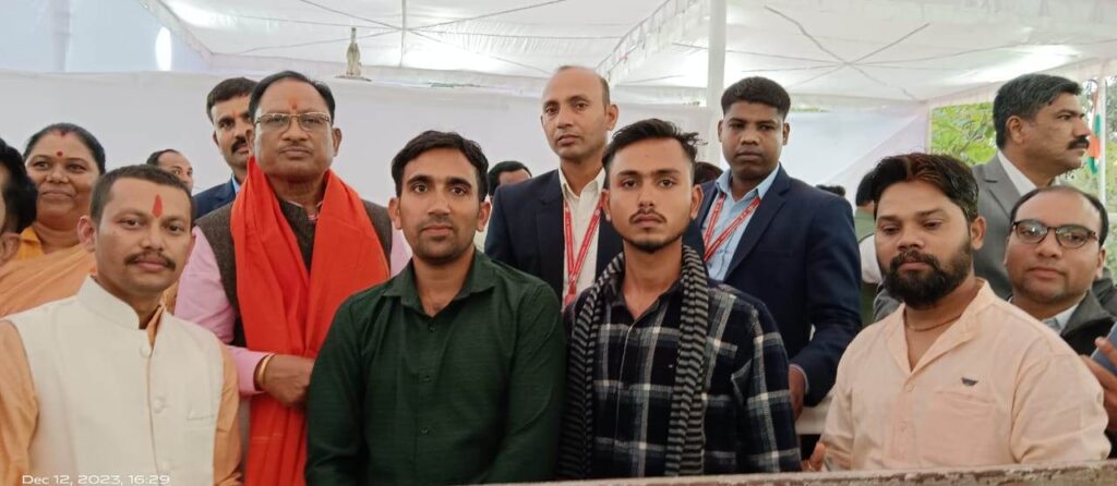 रायपुर : मुख्यमंत्री को बधाई देने त्रिवेणी संगम राजिम के युवा भी पहुंचे…