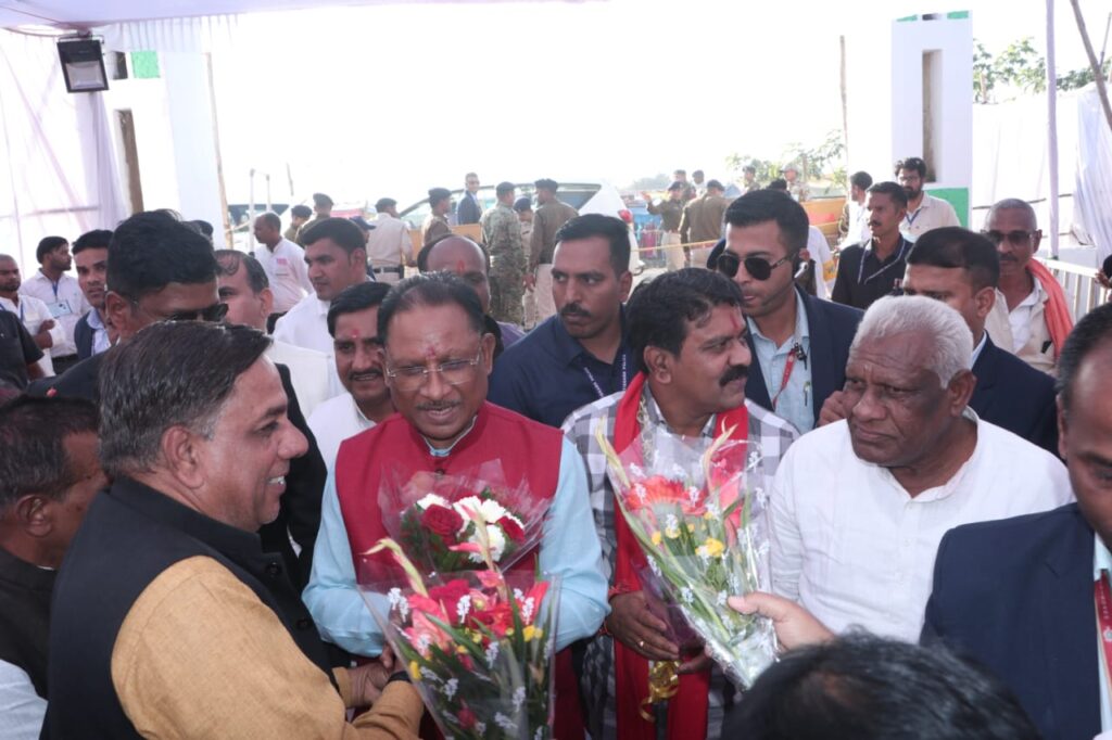 रायपुर : मुख्यमंत्री श्री साय का लालपुर में आत्मीय स्वागत