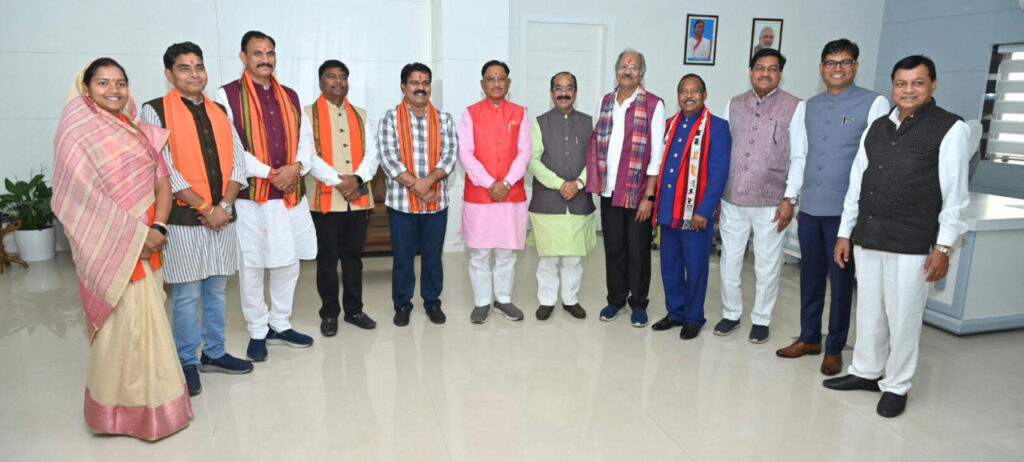मुख्यमंत्री श्री विष्णु देव साय ने महानदी भवन स्थित मंत्रालय में मंत्रिमंडल के सभी नवनियुक्त सदस्यों का पुष्पगुच्छ भेंटकर अभिनंदन किया और नवीन दायित्व के कुशलतापूर्वक निर्वहन के लिए शुभकामनाएं दीं…