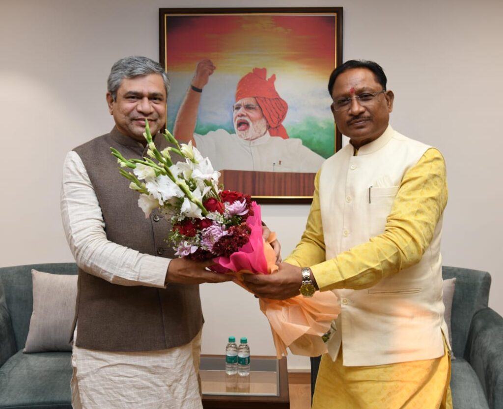 रायपुर : छत्तीसगढ़ के मुख्यमंत्री श्री विष्णुदेव साय ने आज नई दिल्ली में रेलमंत्री श्री अश्विनी वैष्णव से रेलभवन में सौजन्य मुलाकात की…