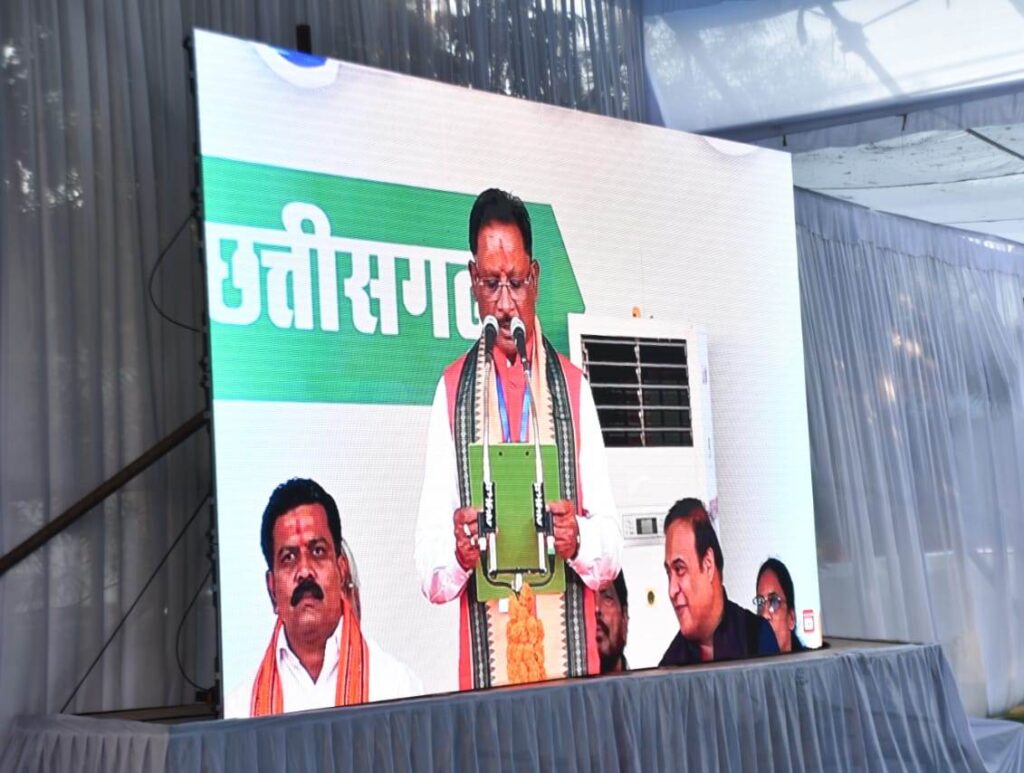 रायपुर : मुख्यमंत्री के रूप में शपथ लेते ही श्री विष्णु देव साय के गाँव बगिया में उड़े रंग-गुलाल, फूटे फटाखे