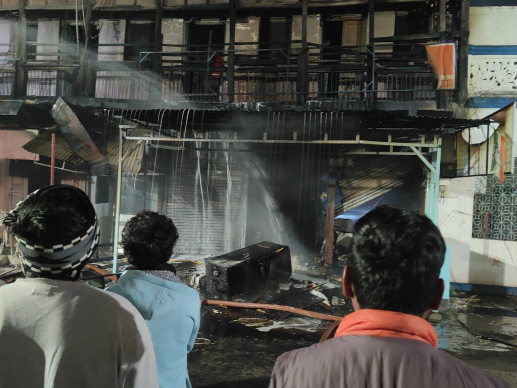 राजनांदगांव में किराना दुकान में लगी आग: 12 लाख का सामान जलकर हुआ खाक, 1 महीने पहले शिफ्ट की थी नई दुकान…