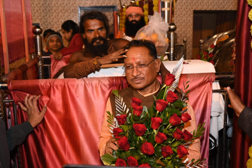रायपुर : मुख्यमंत्री बाबाधाम कोसमनारा पहुंचे, सत्यनारायण बाबा से लिया आशीर्वाद