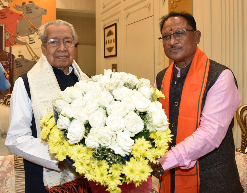 रायपुर : राज्यपाल श्री हरिचंदन से नामित मुख्यमंत्री श्री साय ने की सौजन्य भेंट…