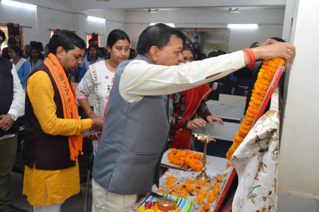 देश के भविष्य को बेहतर बनाने महापुरुषों के आदर्शों को अपने जीवन मे अपनाएं: लखन लाल देवांगन…