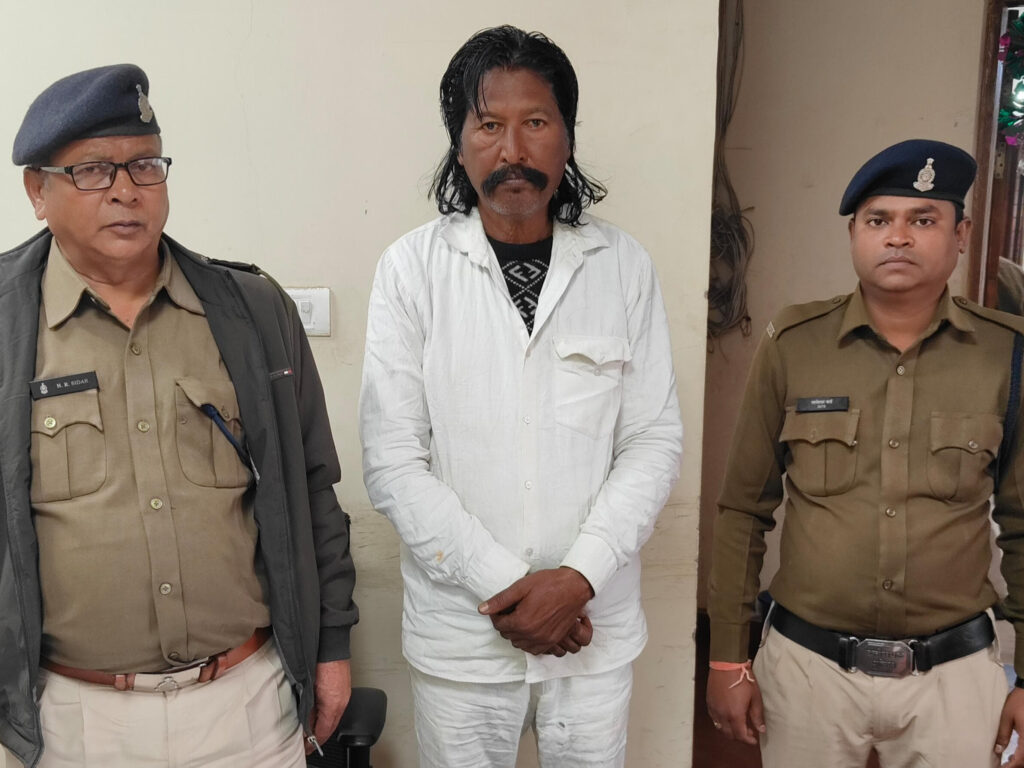 हर दर्द के इलाज का उस्ताद बताकर 2 लाख ठगा: महिला के पैर में पीतल की पाइप लगाई, फिर मुंह से लिक्विड निकाला;ऐसे हुआ गिरफ्तार…