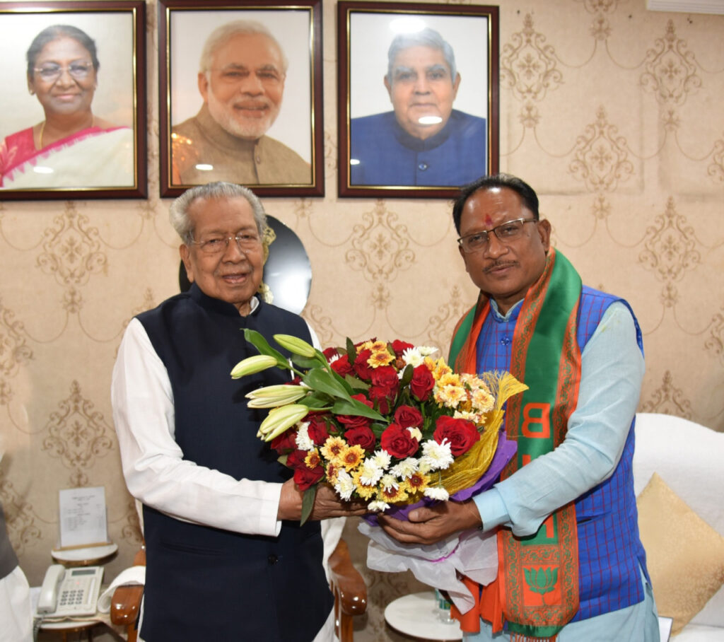 राज्यपाल श्री हरिचंदन ने श्री विष्णुदेव साय को मुख्यमंत्री नियुक्त कर केबिनेट गठन के लिए आमंत्रित किया…