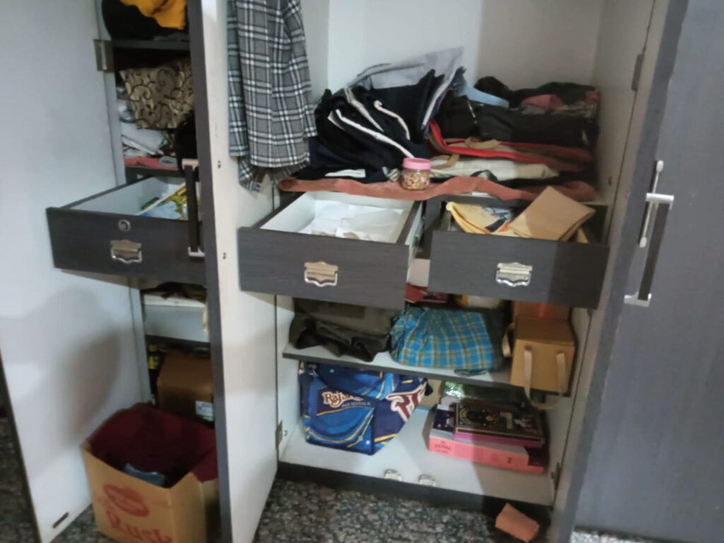 कोरबा में सूने मकान को चोरों ने बनाया निशाना: अलमारी से 3 लाख कैश सहित गहनों की चोरी, बेटे के घर गए हुए थे दंपती…