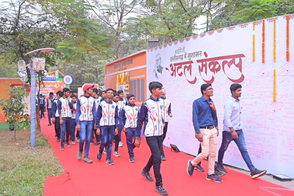रायपुर : रेसीडेंशियल स्कूल के छात्रों के दल ने देखी अटल जी पर लगाई गई प्रदर्शनी