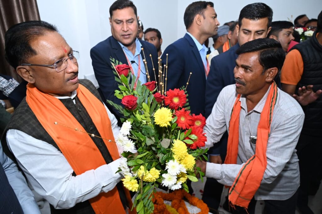 रायपुर : मुख्यमंत्री श्री विष्णुदेव साय से जिले के अलग अलग हिस्सों से आए नागरिकों और वरिष्ठजनों ने सर्किट हाउस में मुलाकात कर उनका अभिनंदन किया