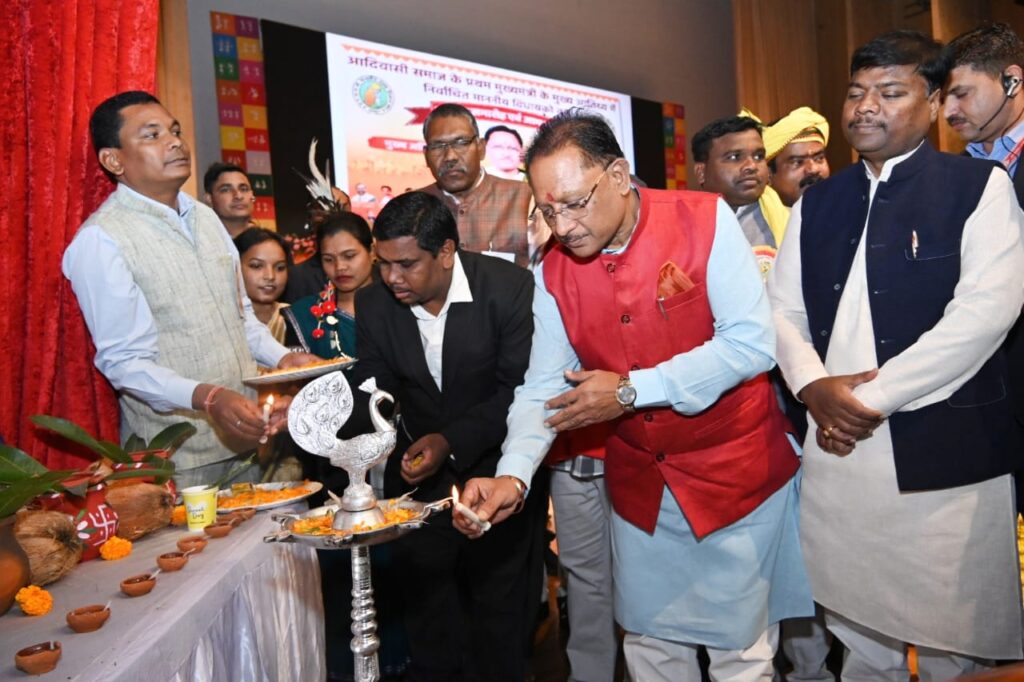 रायपुर : मुख्यमंत्री श्री विष्णु देव साय राजधानी रायपुर के पं. दीनदयाल उपाध्याय ऑडिटोरियम में आयोजित नवनिर्वाचित विधायकों के सम्मान समारोह में शामिल होने पहुँचे…