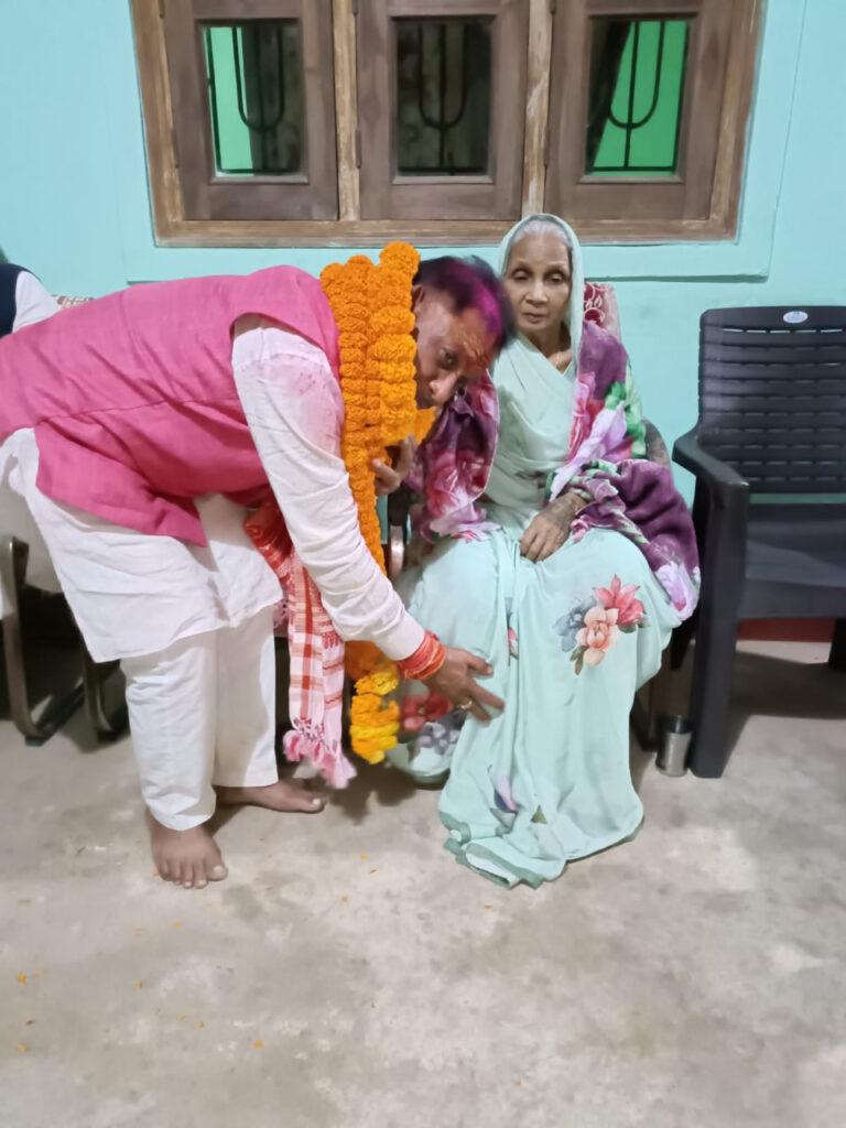 रायपुर : बेटे के मुख्यमंत्री बनने की खबर सुन मां ने खुश होकर कहा- ’छत्तीसगढ़ महतारी की सेवा का सौभाग्य मिला है’