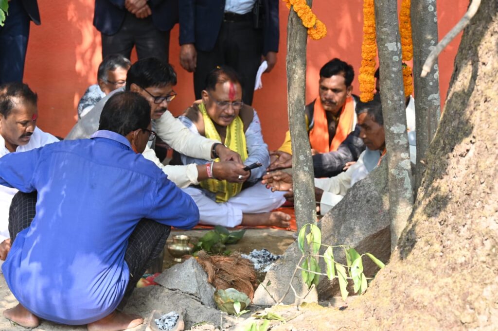 रायपुर : मुख्यमंत्री श्री विष्णु देव साय और उनकी धर्मपत्नी श्रीमती कौशल्या साय ने बंदरचुवा के पास तुर्री पहुंचकर कुल देवता का किया दर्शन