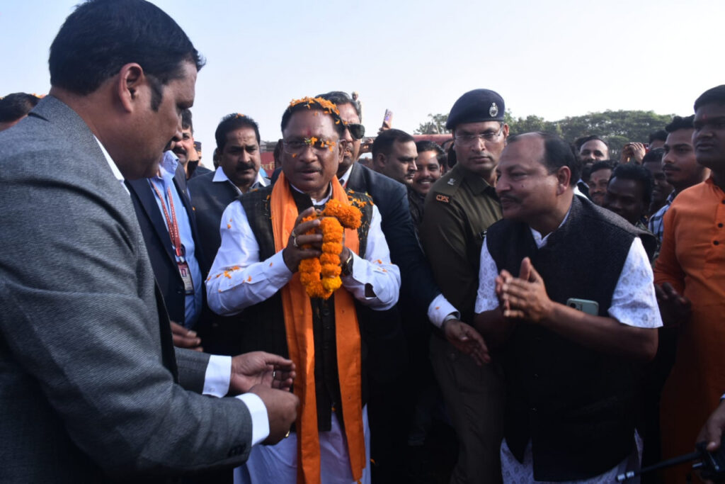रायपुर : मुख्यंमत्री बनने के बाद गृह जिला जशपुर में नगर में पहले आगमन पर मुख्यमंत्री श्री विष्णु देव साय का स्थानीय हैलीपेड में हुआ आत्मीय स्वागत