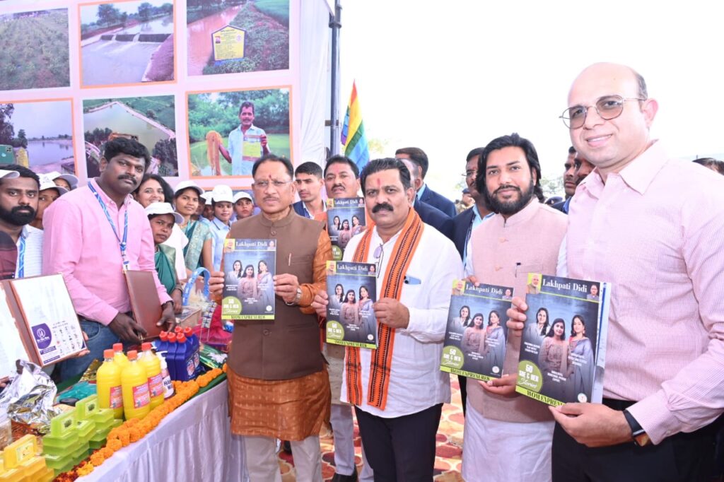 रायपुर : मुख्यमंत्री श्री विष्णु देव साय ने ग्राम बेन्द्री में लगाए गए विभिन्न विभागीय स्टालों का अवलोकन किया
